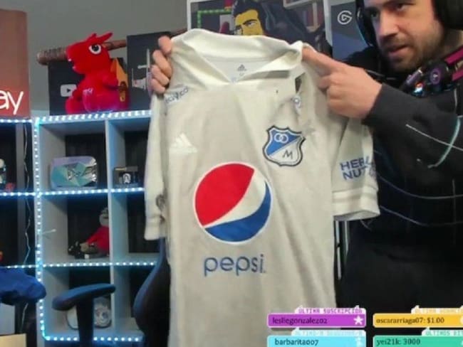 AuronPlay recibió la camiseta de Millonarios con el número 9