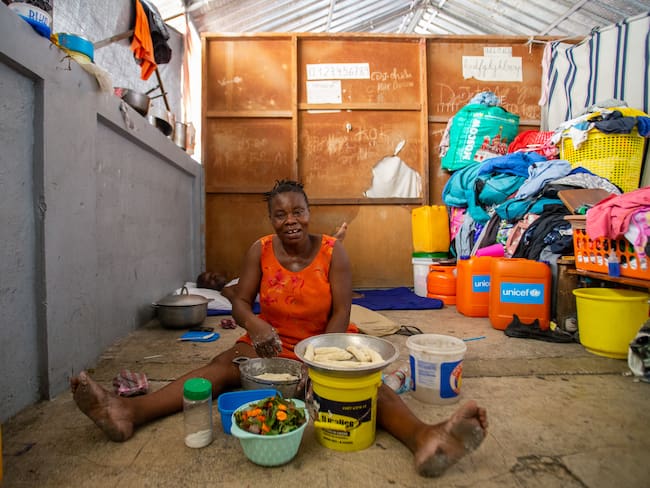 PUERTO PRÍNCIPE (HAITÍ), 08/04/2024.- Una mujer prepara alimentos en un albergue de refugiados, el 6 de abril de 2024, en Puerto Príncipe (Haití). La ola de violencia que vive actualmente Haití está teniendo enormes consecuencias en la economía del país y, frente a ello, los expertos advierten de que los desafíos al respecto van en aumento, pese a que 2024 había comenzado dando señales de una tímida mejoría respecto al ejercicio anterior. EFE/ Mentor David Lorens