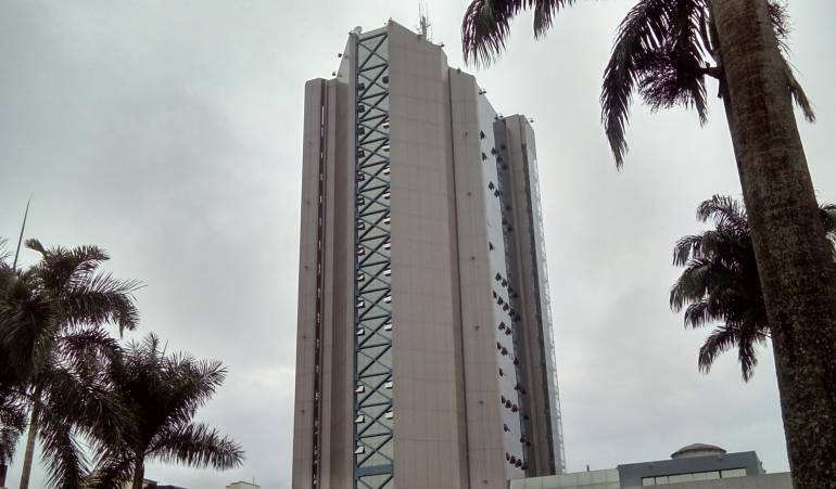 Desde las 5:20AM hasta las 9:00AM Toda la información local en Caracol Radio