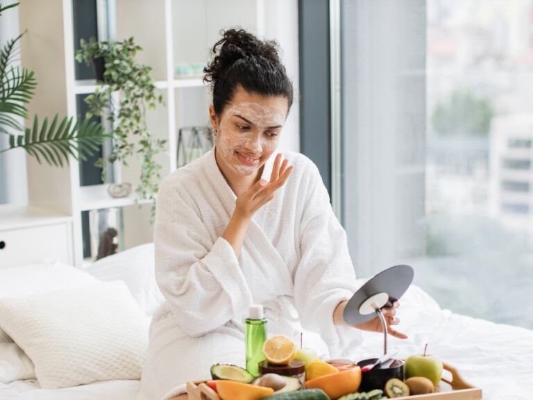 Mascarillas casera, mujer en casa // imagen de referencia // Getty Images