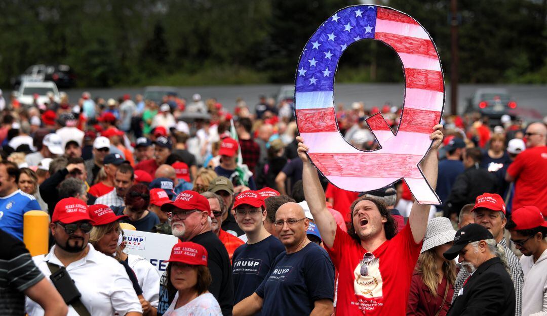 Seguidores del movimiento QAnon durante una reunión convocada por Donald Trump en 2018.