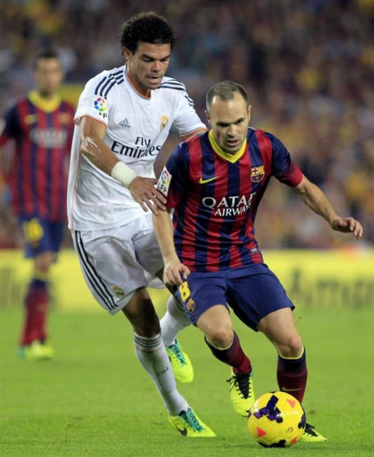 El conjunto catalán derrotó 2-1 a Real Madrid, en el clásico de la fecha 10 en España. Los goles de Barcelona fueron de Neymar y Alexis Sánchez. Jesé descontó para Real Madrid.