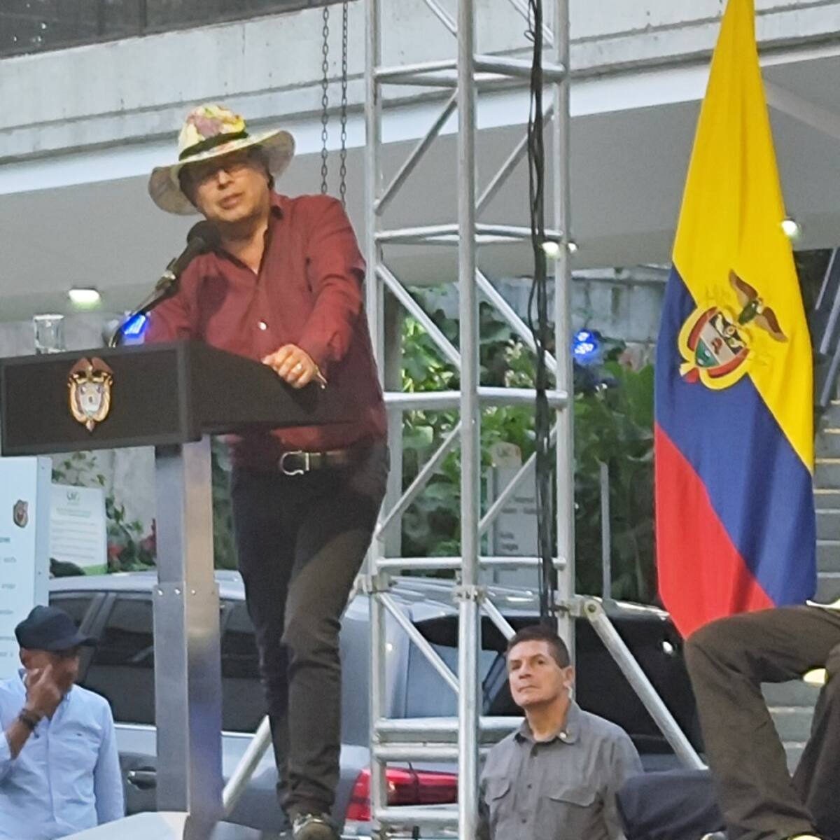 El alcalde de Medellín le pidió ayuda presidente Petro con UNE- Millicom