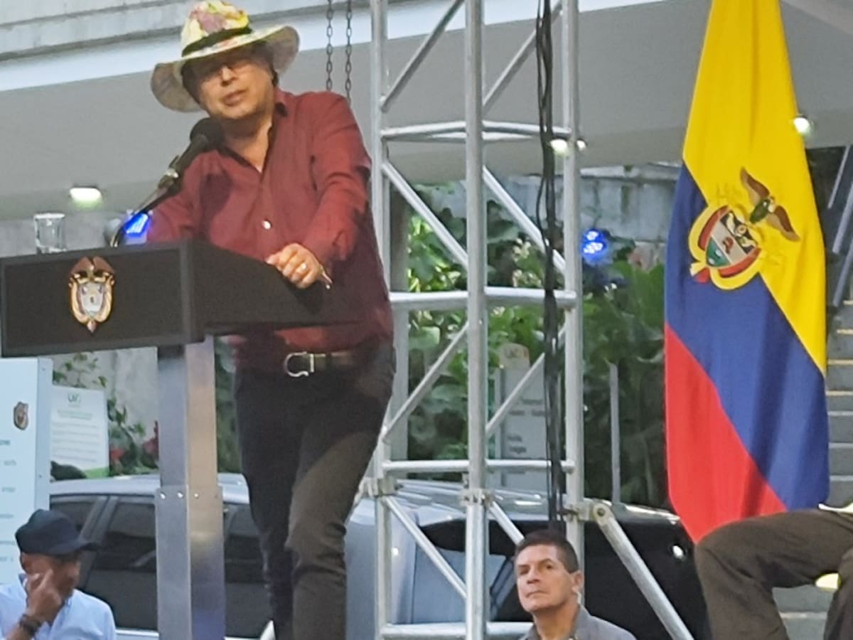 El alcalde de Medellín le pidió ayuda presidente Petro con UNE- Millicom