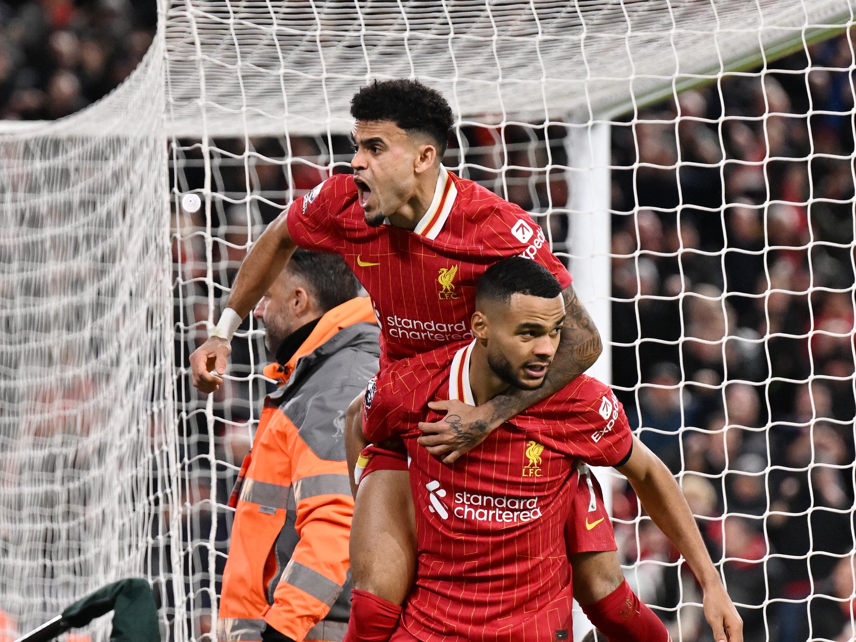 Luis Díaz festeja uno de los goles del Liverpool junto a Cody Gakpo. (Photo by Liverpool FC/Liverpool FC via Getty Images)