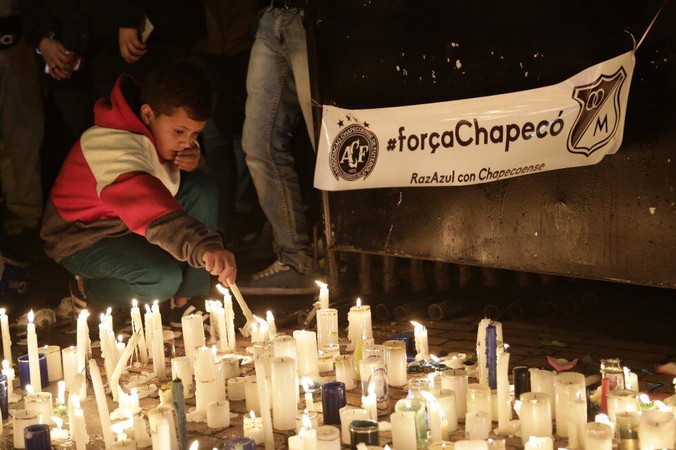 Hinchas de diferentes equipos de Colombia se congregaron en torno del Chapecoense, para enviar un mensaje de apoyo a sus familiares.