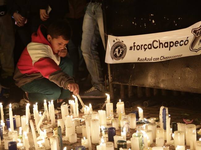 Hinchas de diferentes equipos de Colombia se congregaron en torno del Chapecoense, para enviar un mensaje de apoyo a sus familiares.