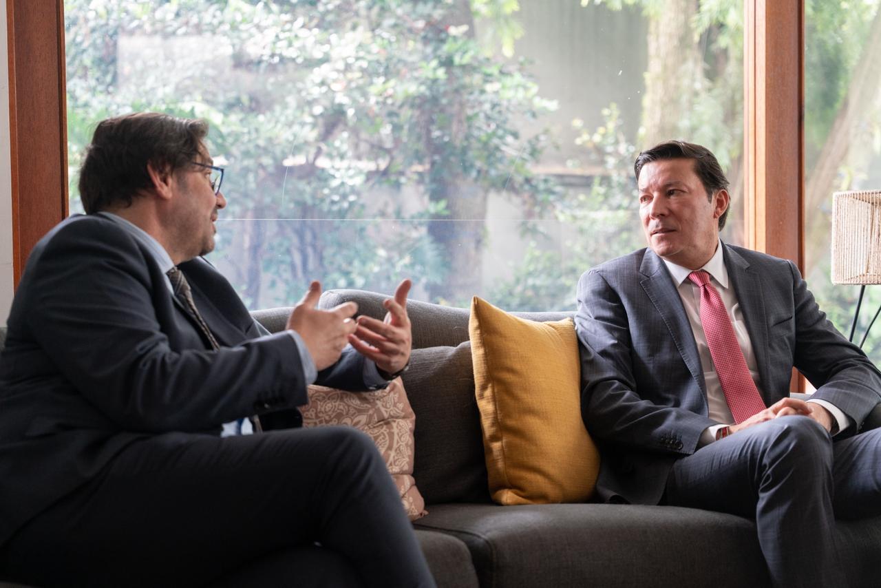 José Antonio Gabriel, jefe adjunto de la Misión de Observación Electoral de la UE (izquierda), y Hernán Penagos, registrador nacional (derecha). Foto suministrada