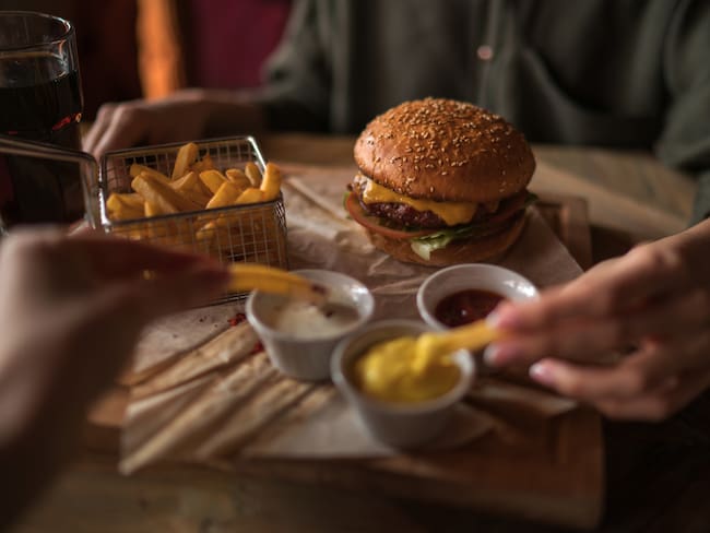 Hamburguesa en restaurante, imagen de referencia // Getty Images
