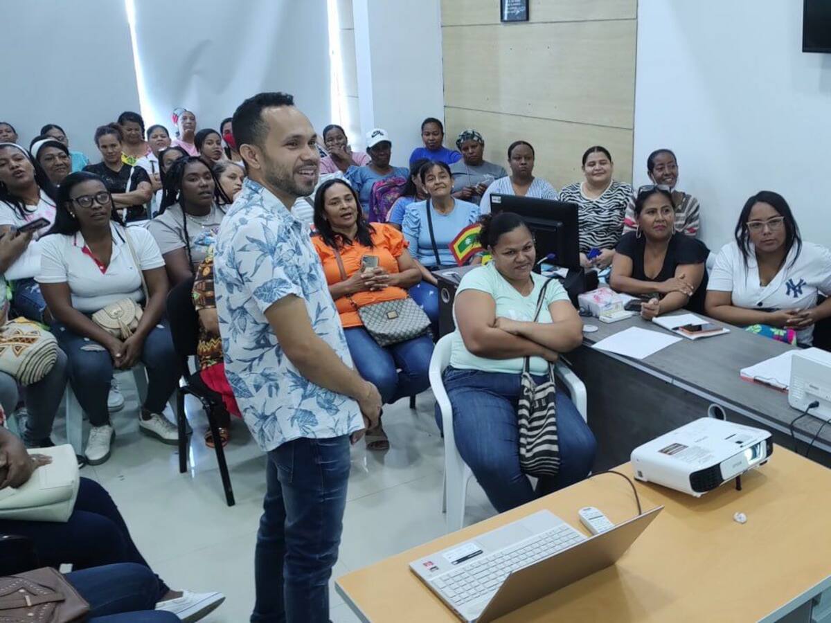 Manipuladoras de alimentos en centros de vida del Distrito recibieron capacitación