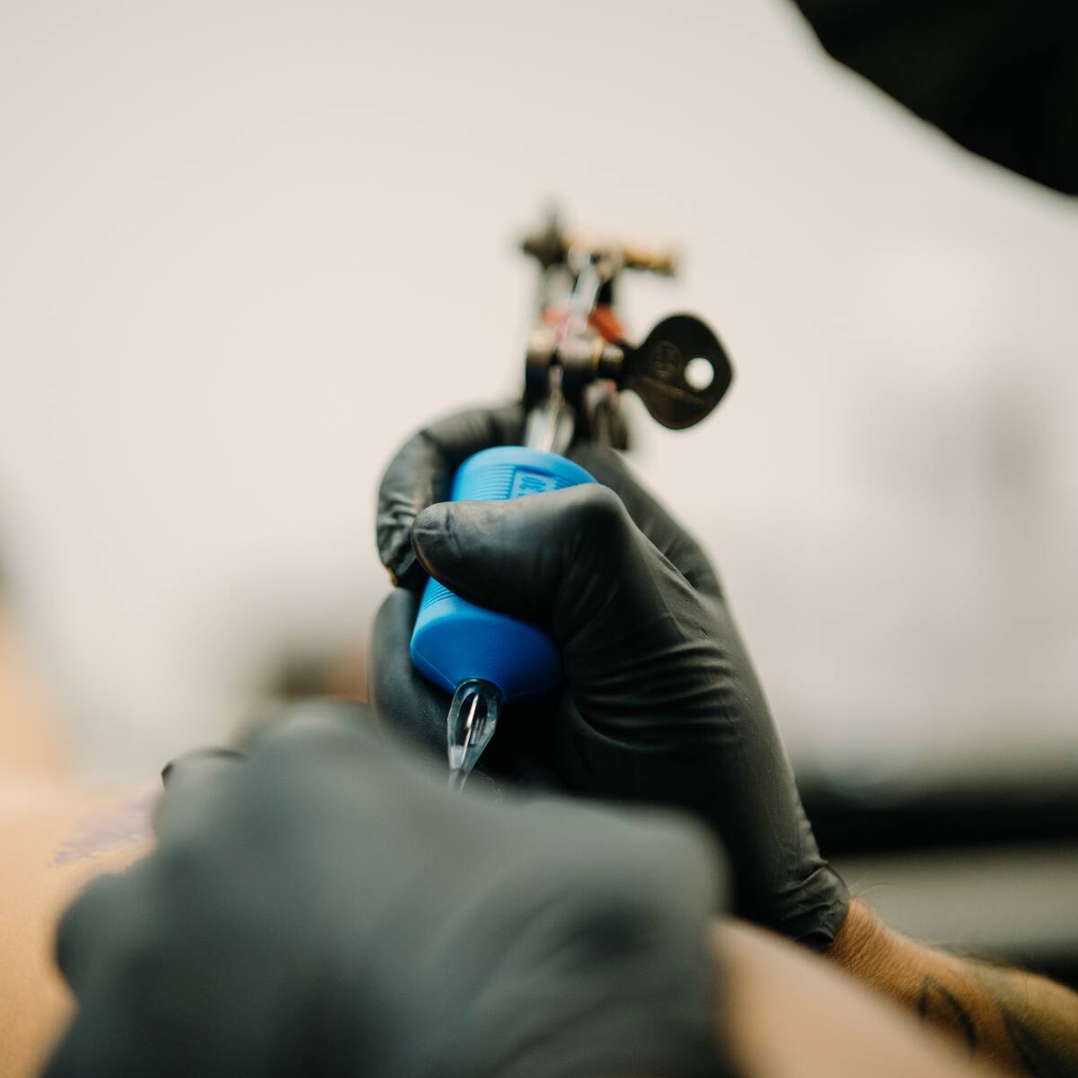 Extraña muerte de una mujer mientras se tatuaba en Bogotá: esto se sabe