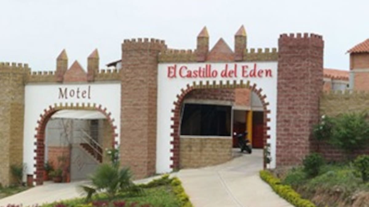 Hombre que buscaba a su esposa con el GPS del celular, la encontró en un motel con el jefe
