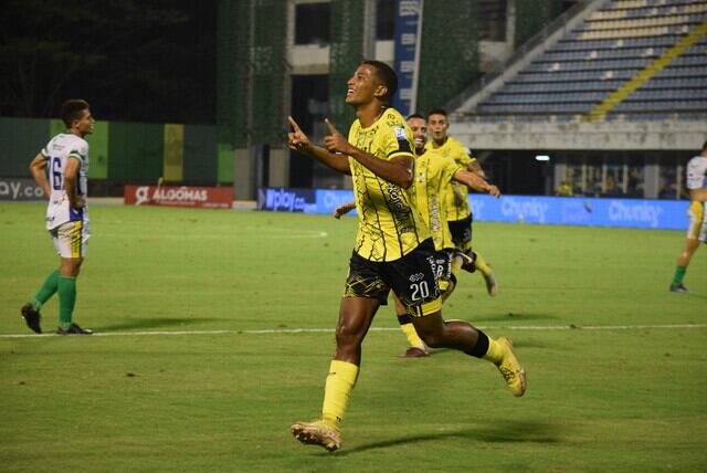 Ferlys García celebra el primer gol de Alianza Petrolera / Colprensa.