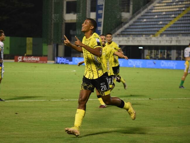 Ferlys García celebra el primer gol de Alianza Petrolera / Colprensa.