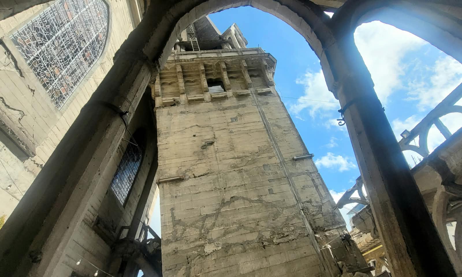 Torre de la catedral afectada por el terremoto del 10 de agosto.