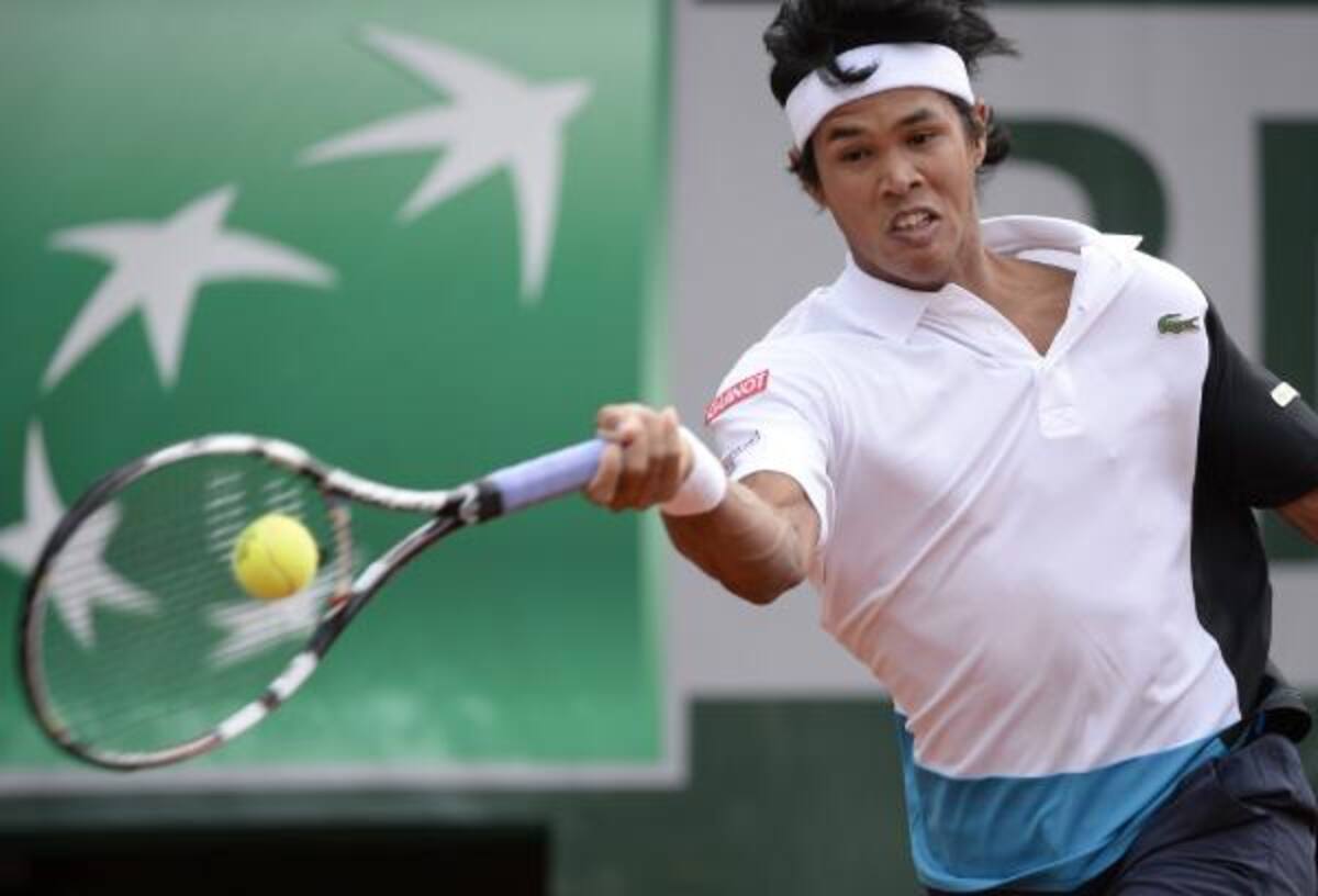 El tenista indio Somdev Devvarman devuelve una bola al suizo Roger Federer, durante el partido de segunda ronda del torneo. Foto: efe