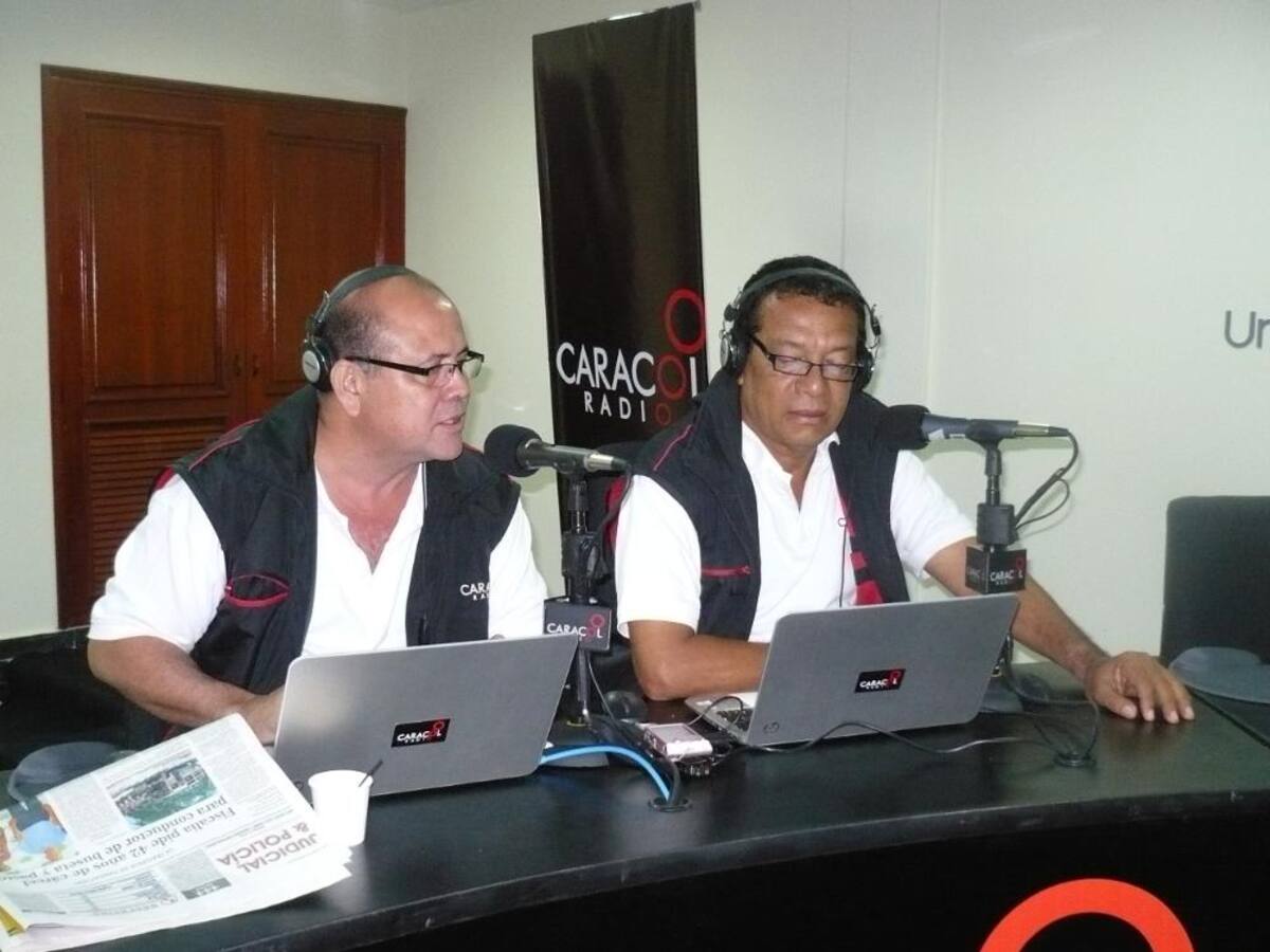 Darío Arizmendi y su equipo transmiten desde la sede de la Universidad Cooperativa en la capital de Magdalena. Fotos: Caracol Radio.