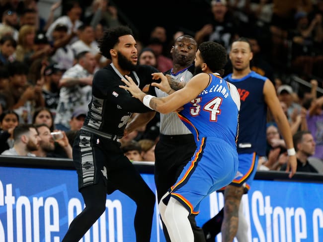 Julian Champagnie con Kenrich Williams/Getty Images.