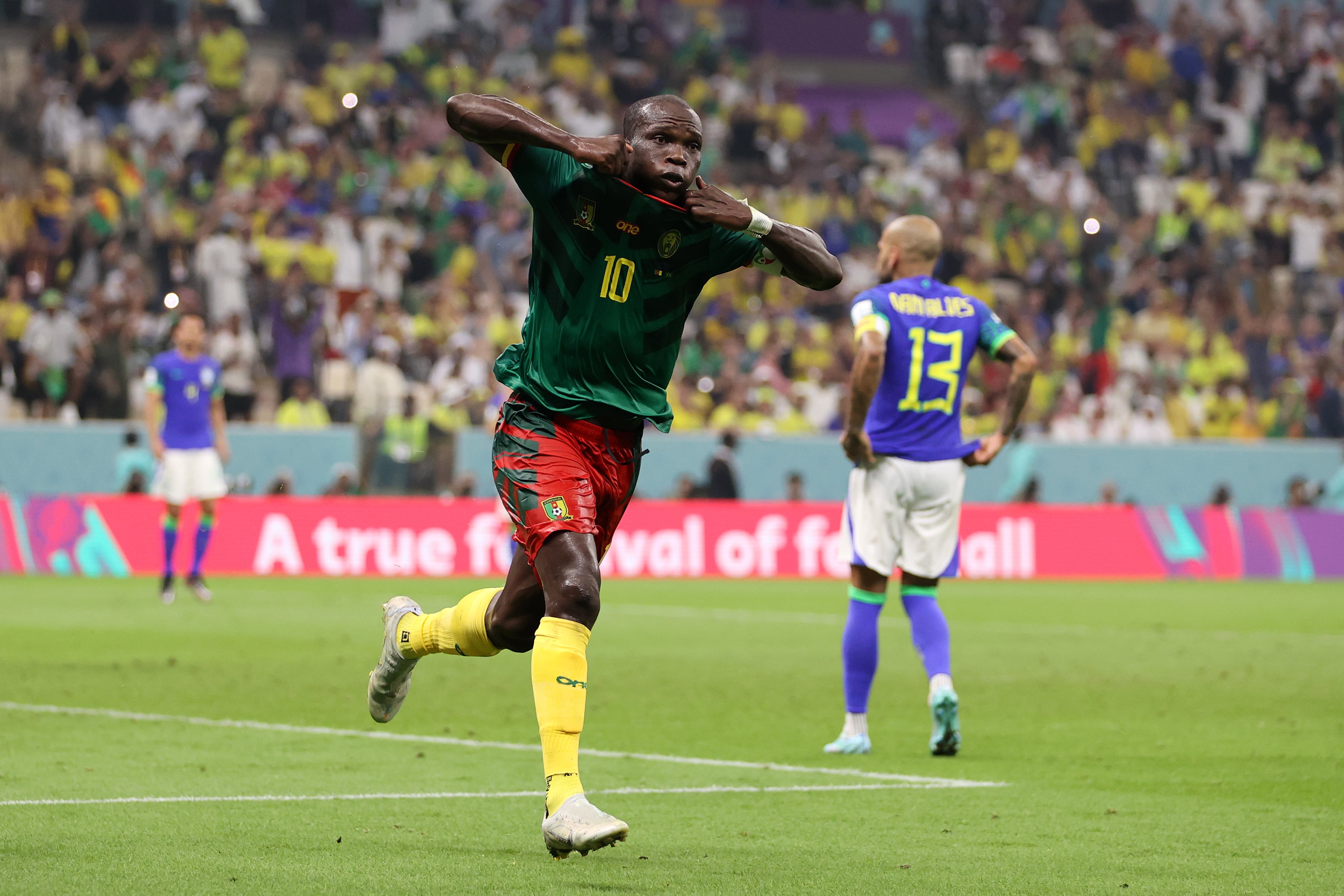Vincent Aboubakar le dio la victoria a Camerún y se fue expulsado. (Photo by Clive Brunskill/Getty Images)
