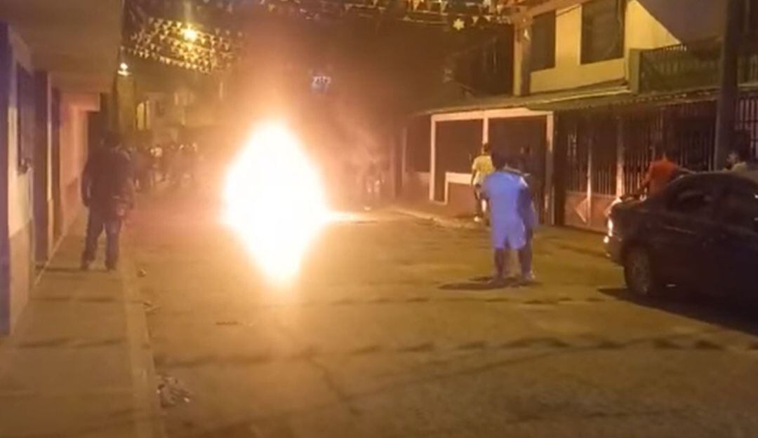 Le quemaron la moto a dos ladrones en Ibagué 