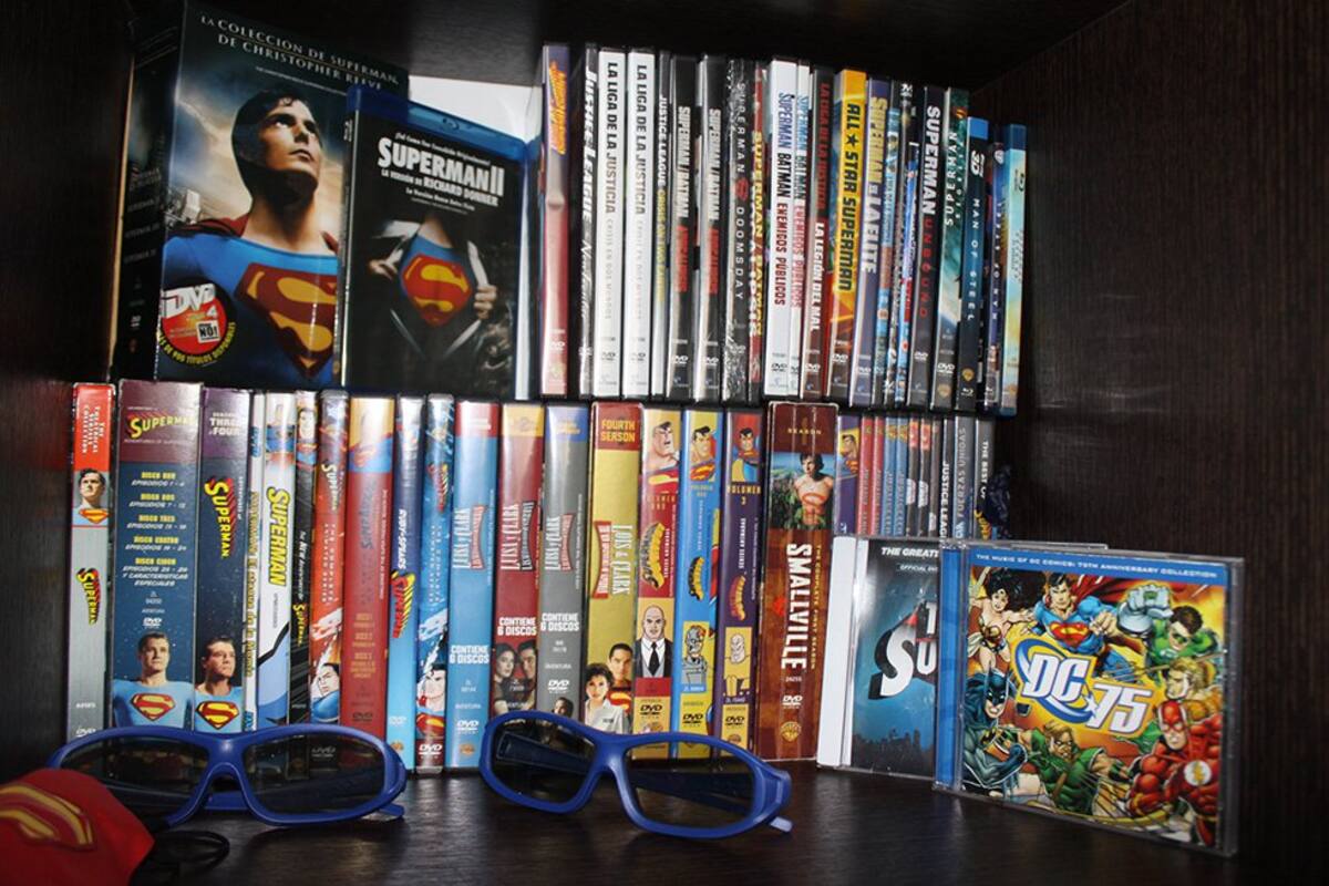 "Medios me han cerrado las puertas, creen q es una estrategia y en realidad odio su doble moral,ni debería ser escándalo q 2 hombres se besen", publicó hace algunas días el presentador Andrés Simón en su cuenta de Twitter ante las preguntas y mensajes que llegaban a su cuenta.