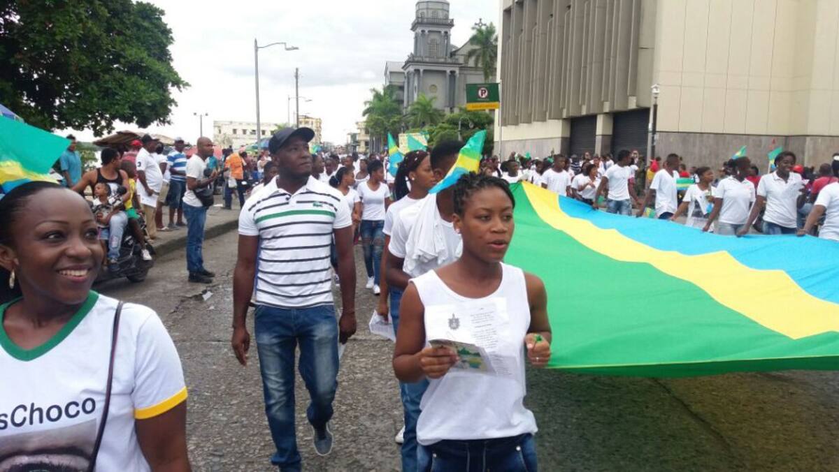 En las casas no se izó el tricolor nacional como ha sido costumbre. En su reemplazo en fachadas y calles ondeó la bandera del departamento (verde, amarillo y azul).