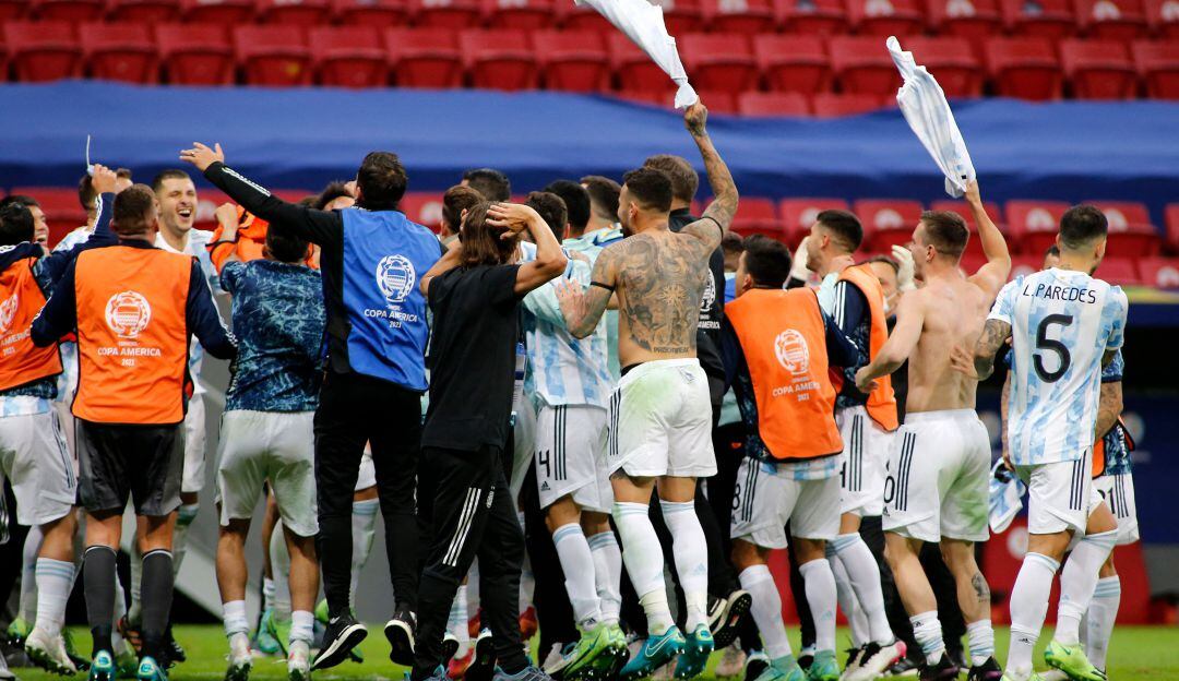 Los jugadores de Argentina festejan con Emiliano Martínez la clasificación a la final de la Copa América.