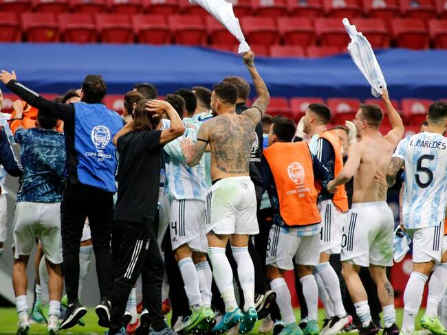 Los jugadores de Argentina festejan con Emiliano Martínez la clasificación a la final de la Copa América.