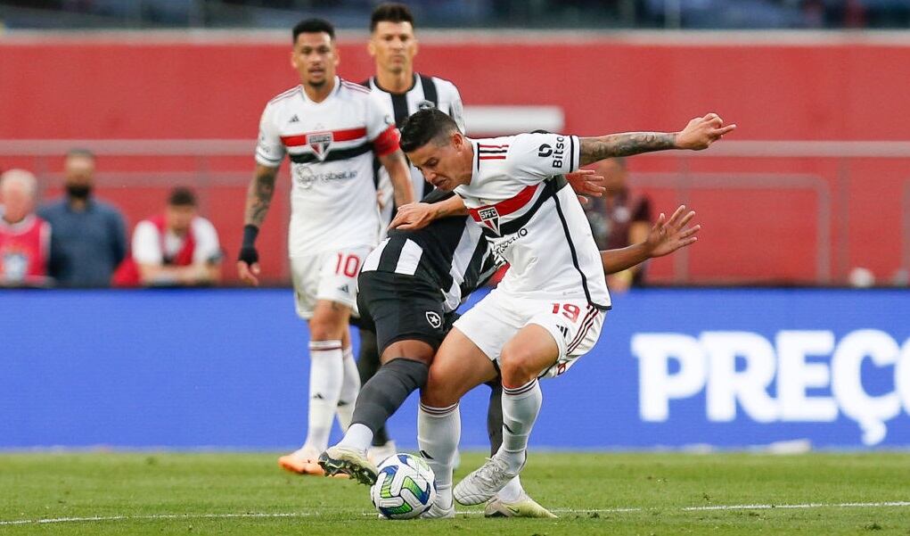 James Rodríguez durante el duelo ante Botafogo por el Brasileirao (Photo by Ricardo Moreira/Getty Images)