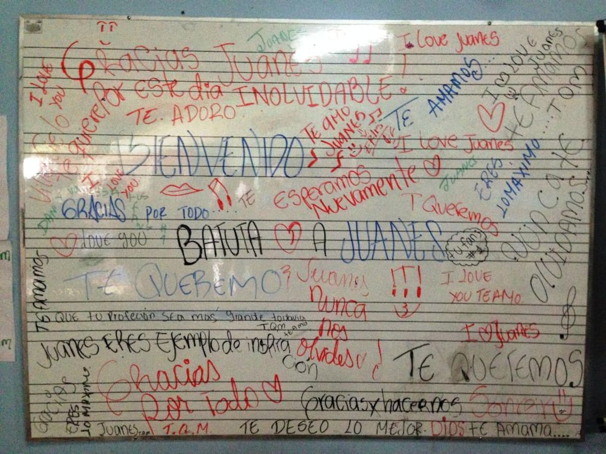 La tradicional elaboración de carteleras por una vez no estuvo dedicada a tareas del colegio, sino a mostrar cariño y admiración por el cantante.