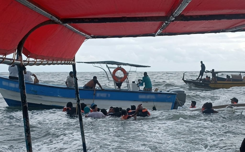 Dimar confirma volcamiento de lancha con 20 pasajeros en Playa Blanca, Santa Marta. / Cortesía