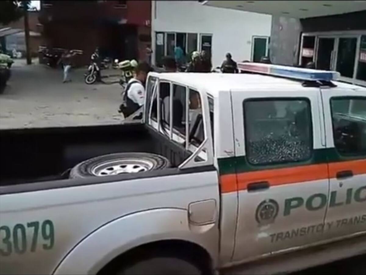 Hostigamiento a la Policía en Caucasia deja dos uniformados heridos