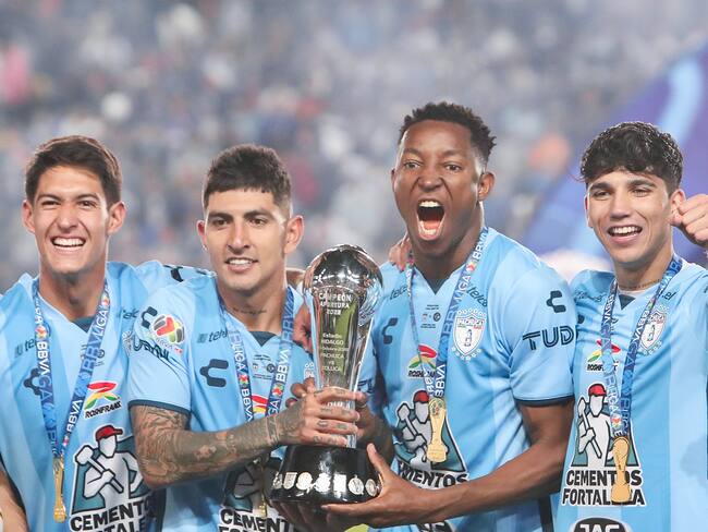 PACHUCA, MEXICO - OCTOBER 30: Victor Guzman and Oscar Murillo of Pachuca hold the champions trophy after winning the final second leg match between Toluca and Pachuca as part of the Torneo Apertura 2022 Liga MX at Hidalgo Stadium on October 30, 2022 in Pachuca, Mexico. (Photo by Refugio Ruiz/Getty Images)