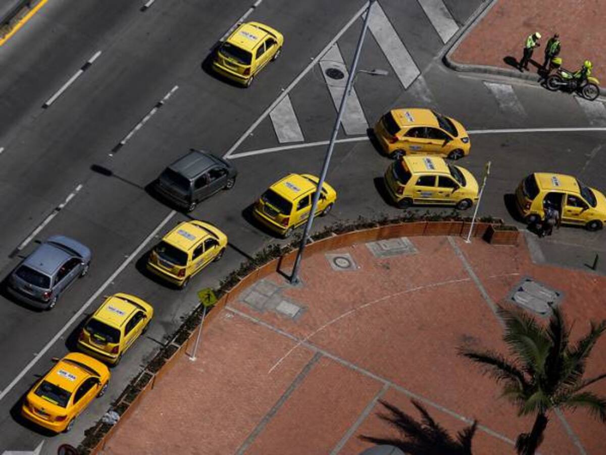 A partir de 2017 se cambiarán anualmente 2.000 taxis de gasolina por eléctricos en Bogotá