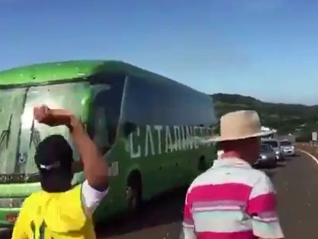Feo recibimiento: Al bus de Brasil le lanzaron huevos tras llegar al país