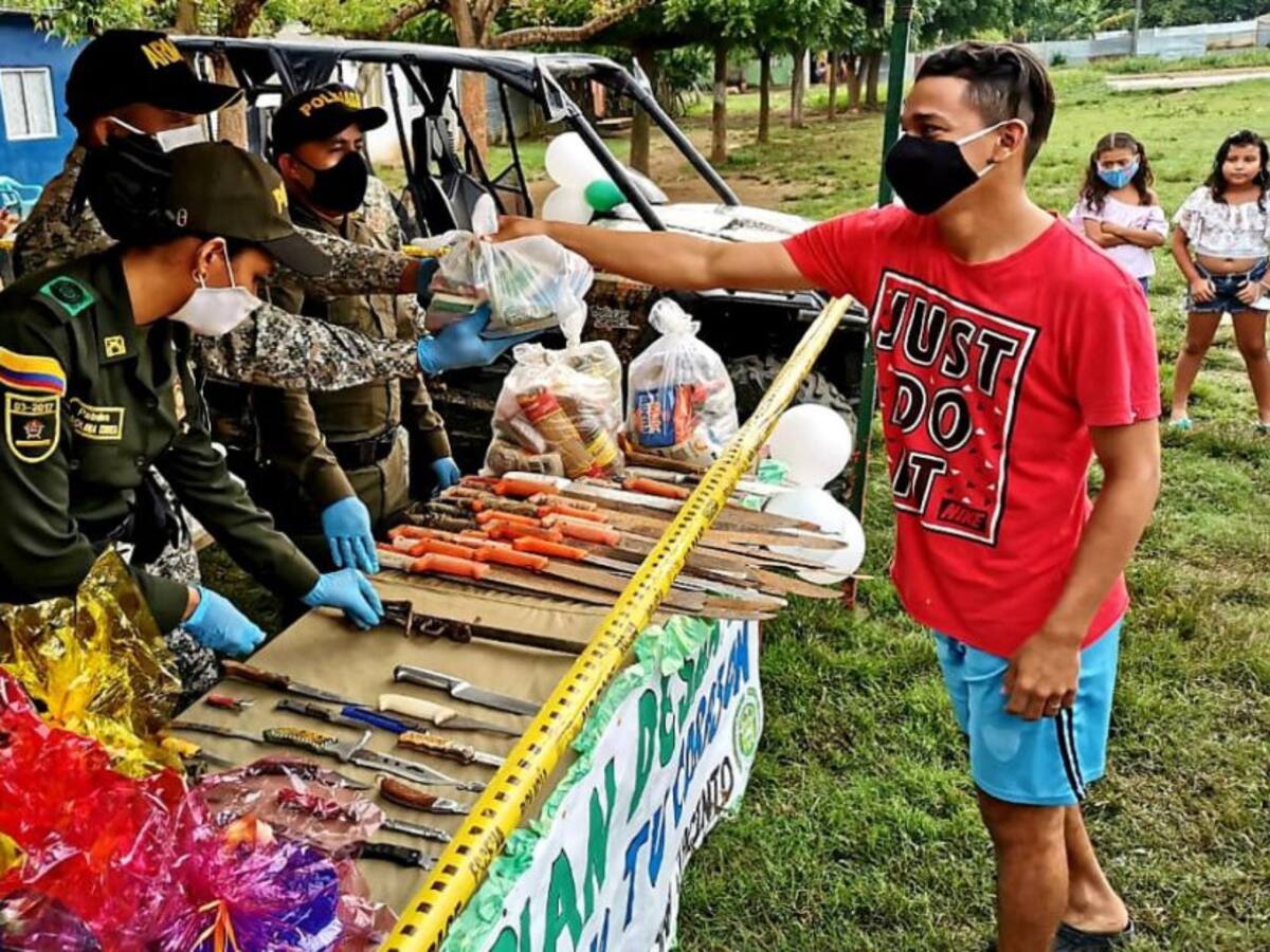 116 armas blancas y dos de fuego fueron entregadas a la Policía de Bolívar