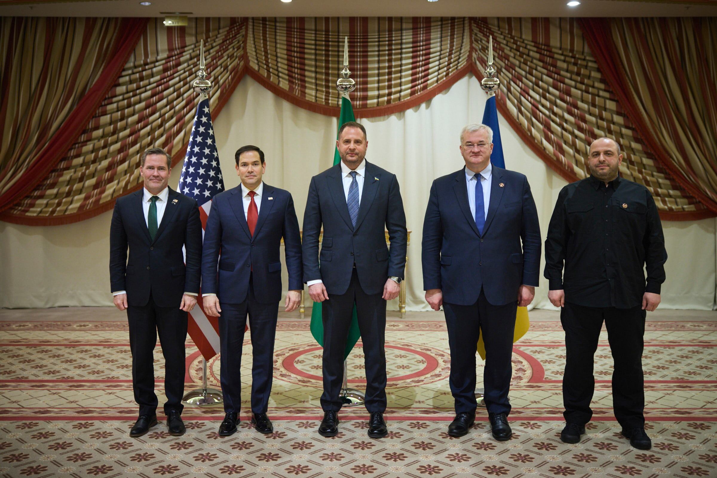 Jeddah (Saudi Arabia), 11/03/2025.- A handout photo made available by the Ukrainian Presidential Press Service shows (L-R) US National Security Advisor Mike Waltz, US Secretary of State Marco Rubio, the Head of the Presidential Office of Ukraine Andriy Yermak, Ukrainian Foreign Minister Andrii Sybiha, and Minister of Defense of Ukraine Rustem Umerov posing for a photograph during a meeting in Jeddah, Saudi Arabia, 11 March 2025. US and Ukrainian officials are meeting in Saudi Arabia to discuss a path towards restoring peace in Ukraine. (Arabia Saudita, Ucrania) EFE/EPA/UKRAINIAN PRESIDENTIAL PRESS SERVICE HANDOUT -- MANDATORY CREDIT: UKRAINIAN PRESIDENTIAL PRESS SERVICE -- HANDOUT EDITORIAL USE ONLY/NO SALES