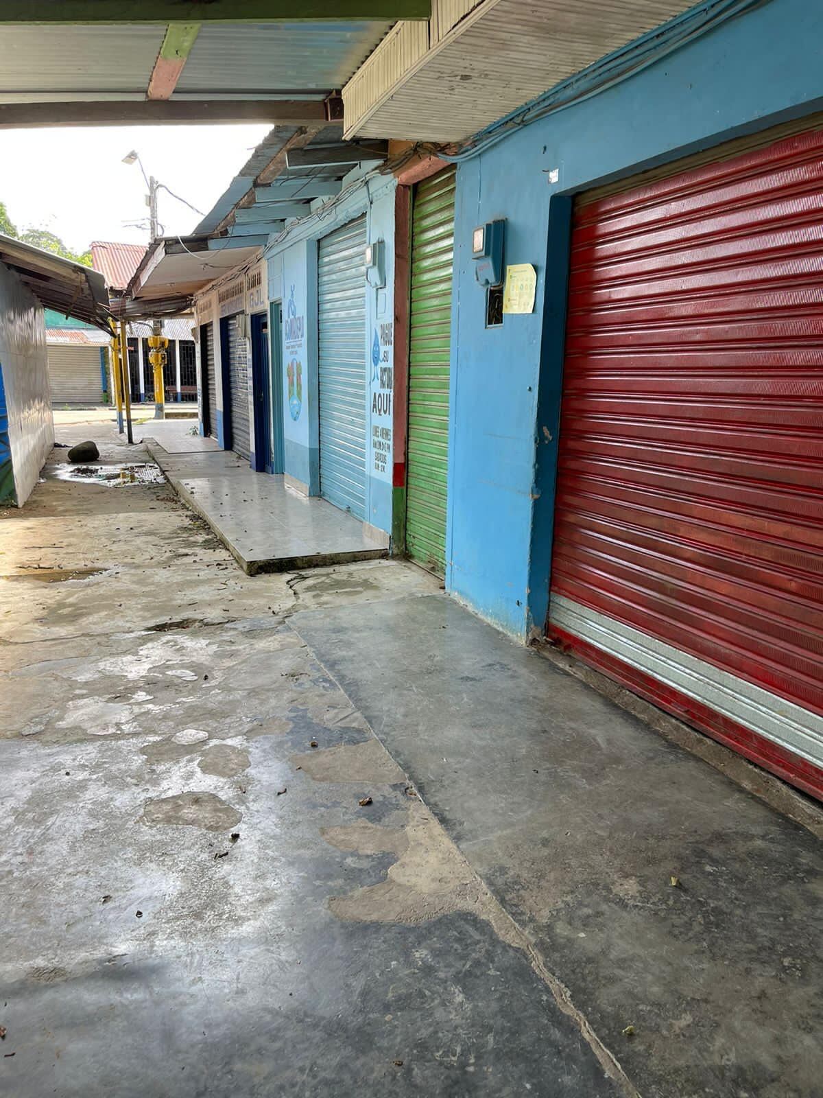 El comercio en el corregimiento Puerto López de El Bagre cerró en un 100% por miedo a los grupos armados. Foto: IPC.