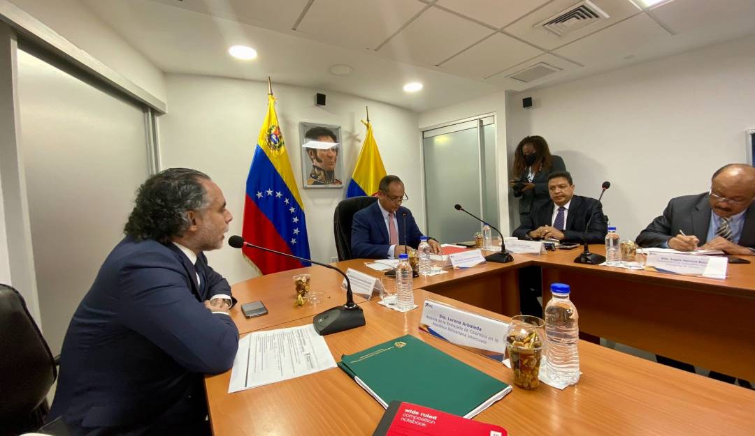 Reunión entre el embajador de Colombia en Venezuela, Armando Benedetti, y los encargados del sector de transporte de Colombia y Venezuela.       Foto: Twitter @AABenedetti