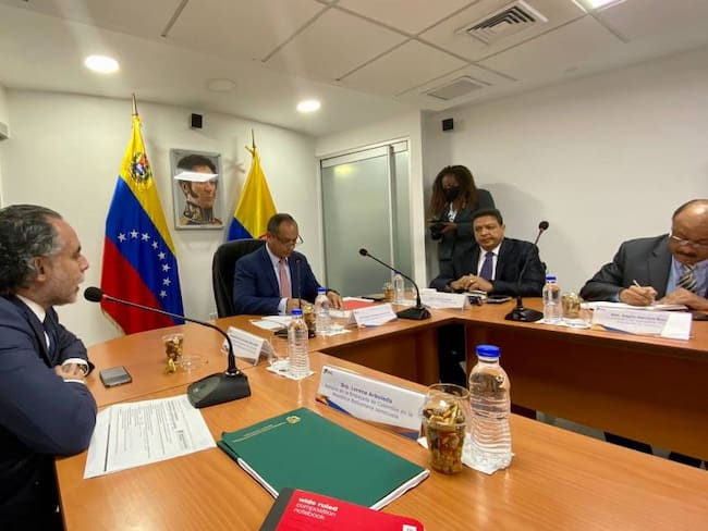 Reunión entre el embajador de Colombia en Venezuela, Armando Benedetti, y los encargados del sector de transporte de Colombia y Venezuela.       Foto: Twitter @AABenedetti