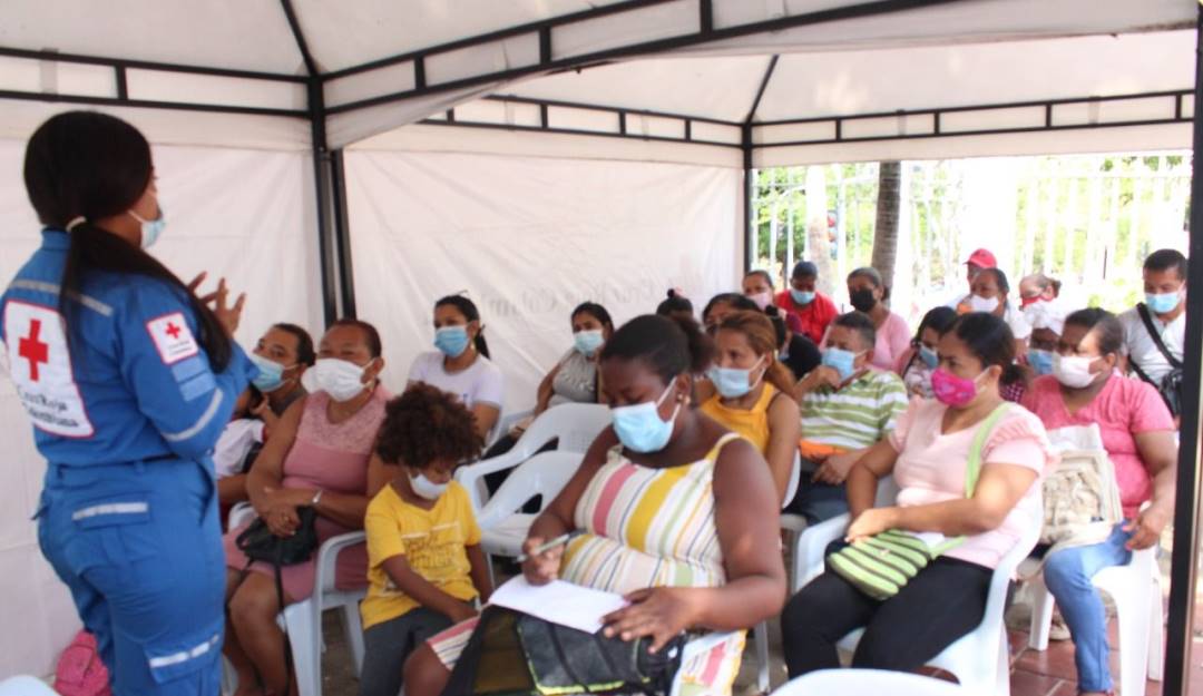 Una parte de los beneficiarios durante una charla. Foto: cortesía de la Cruz Roja.