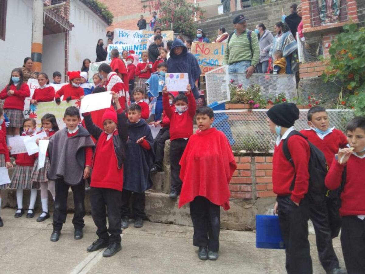 Protesta estudiantil en Vetas por falta de profesores