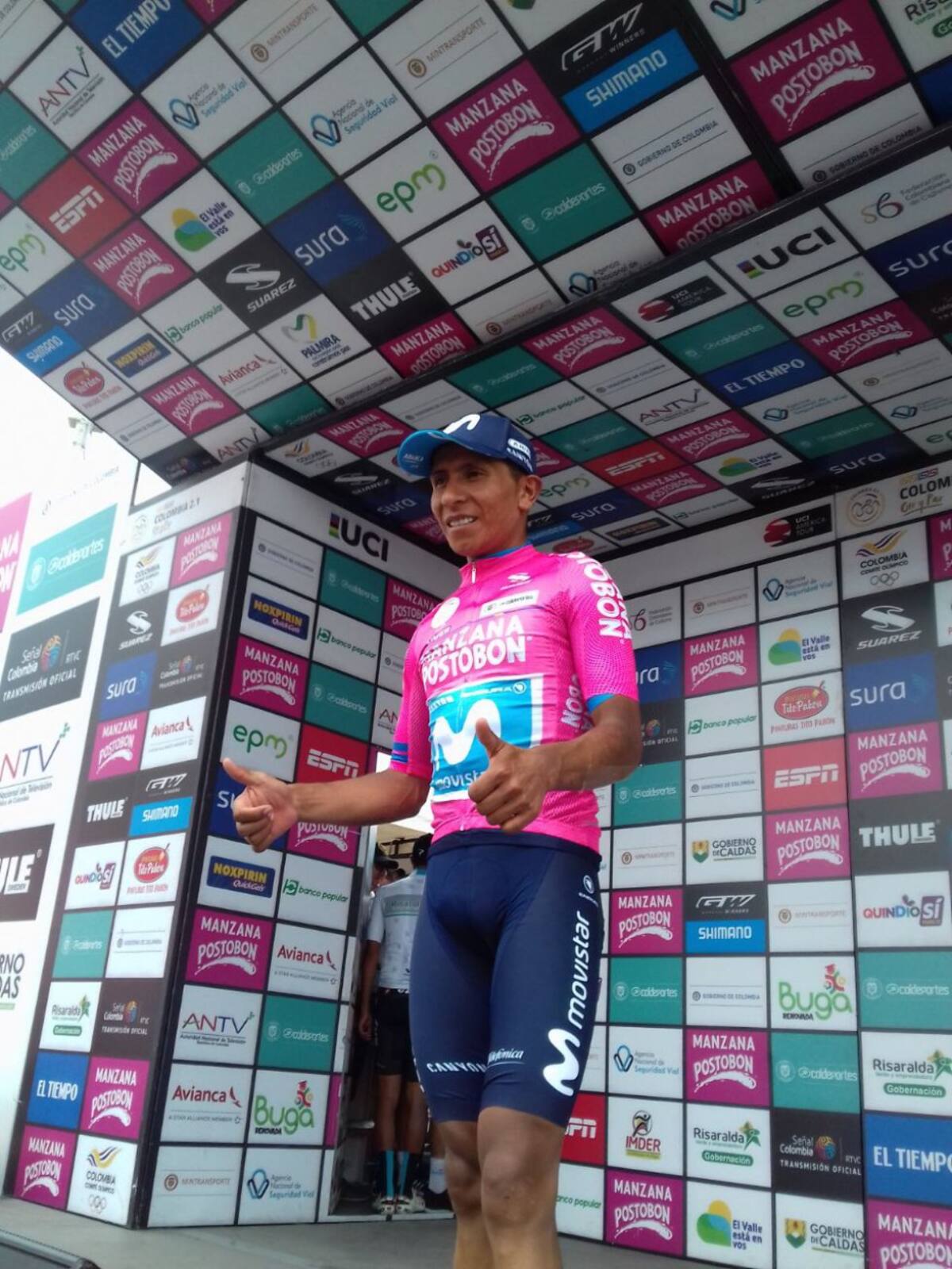 Nairo Quintana con la camiseta de líder general de la carrera