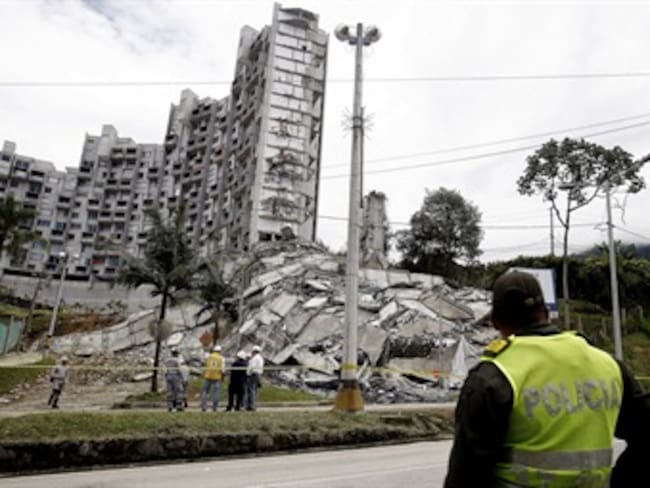 Autoridades evalúan derribar una nueva torre de edificio colapsado en Medellín