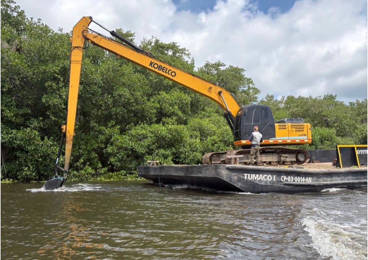 Maquinaria especializada adelanta labores piloto de remoción de Hydrilla Verticillata en la Ciénaga Grande de Santa Marta . Corpamag