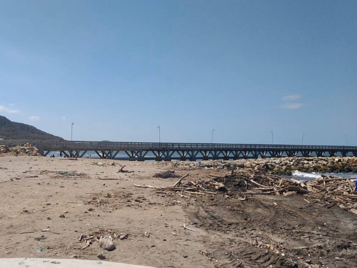 Retiran en Puerto Colombia material arrastrado por el Río Magdalena