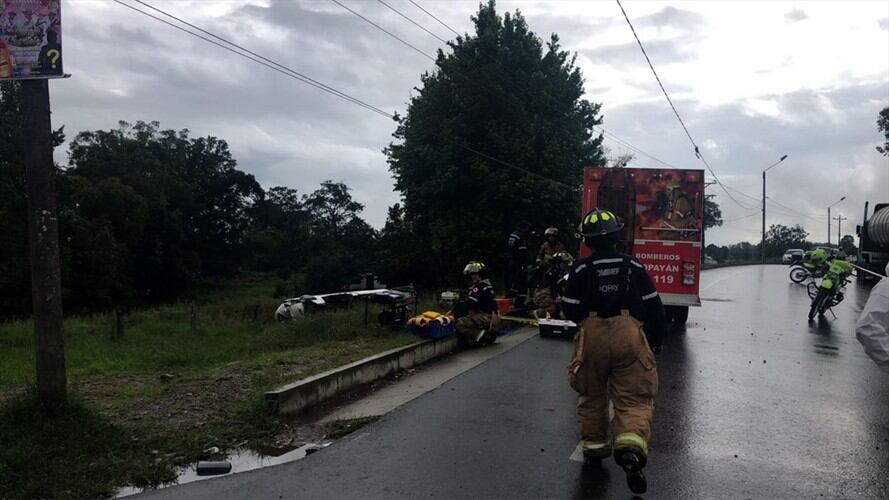 El vehículo se desplazaba con el conductor y auxiliar a bordo, desde la ciudad de Pasto con destino a Cali. Foto: Cortesía/ Bomberos.