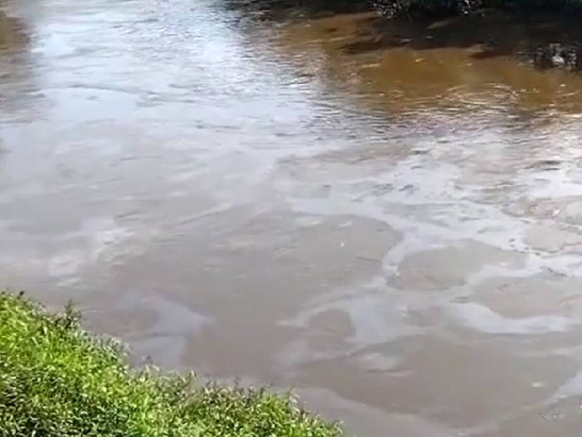 VIDEO: Derrame de crudo sobre el río Oibita tras volcamiento de camión