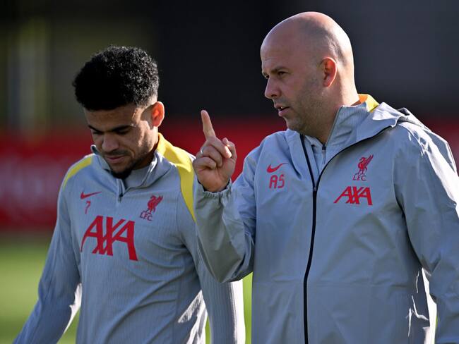 Luis Díaz y Arne Slot / Getty Images