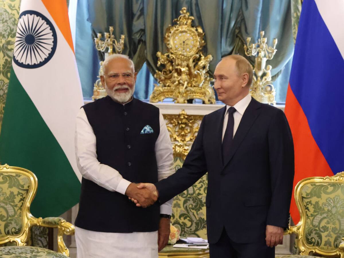 Vladimir Putin condecora a primer ministro de la India con la Orden de San Andrés
